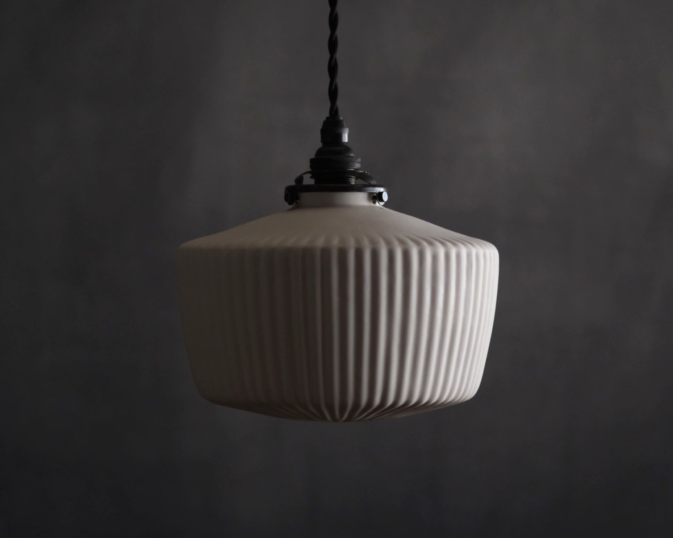 Porcelain Pendant - Arc L (Close)