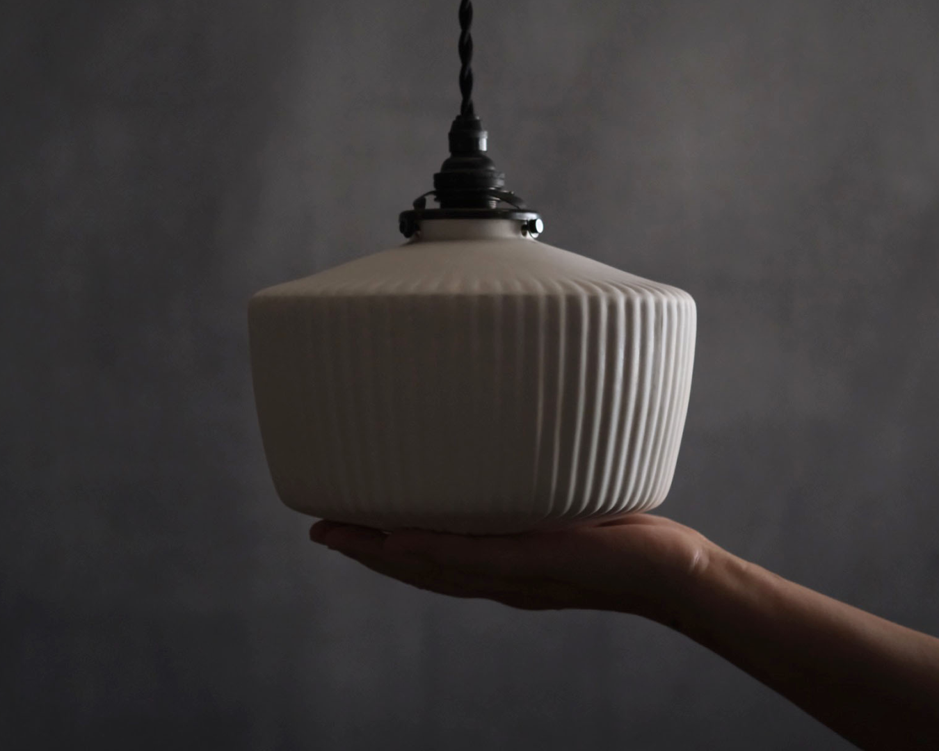 Porcelain Pendant - Arc L (Close)