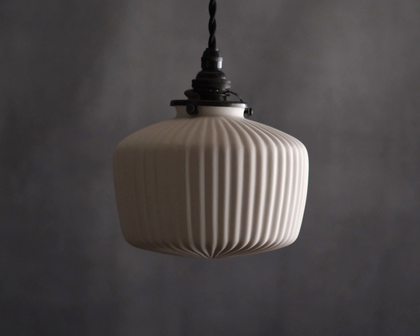 Porcelain Pendant - Arc M (Close)