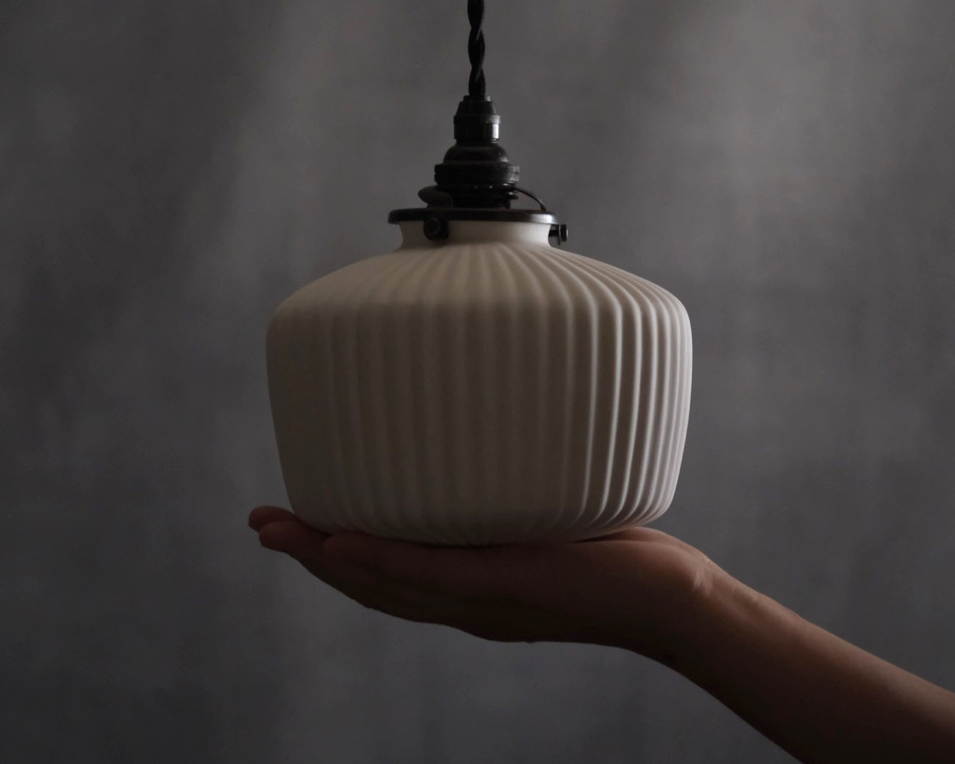 Porcelain Pendant - Arc M (Close)