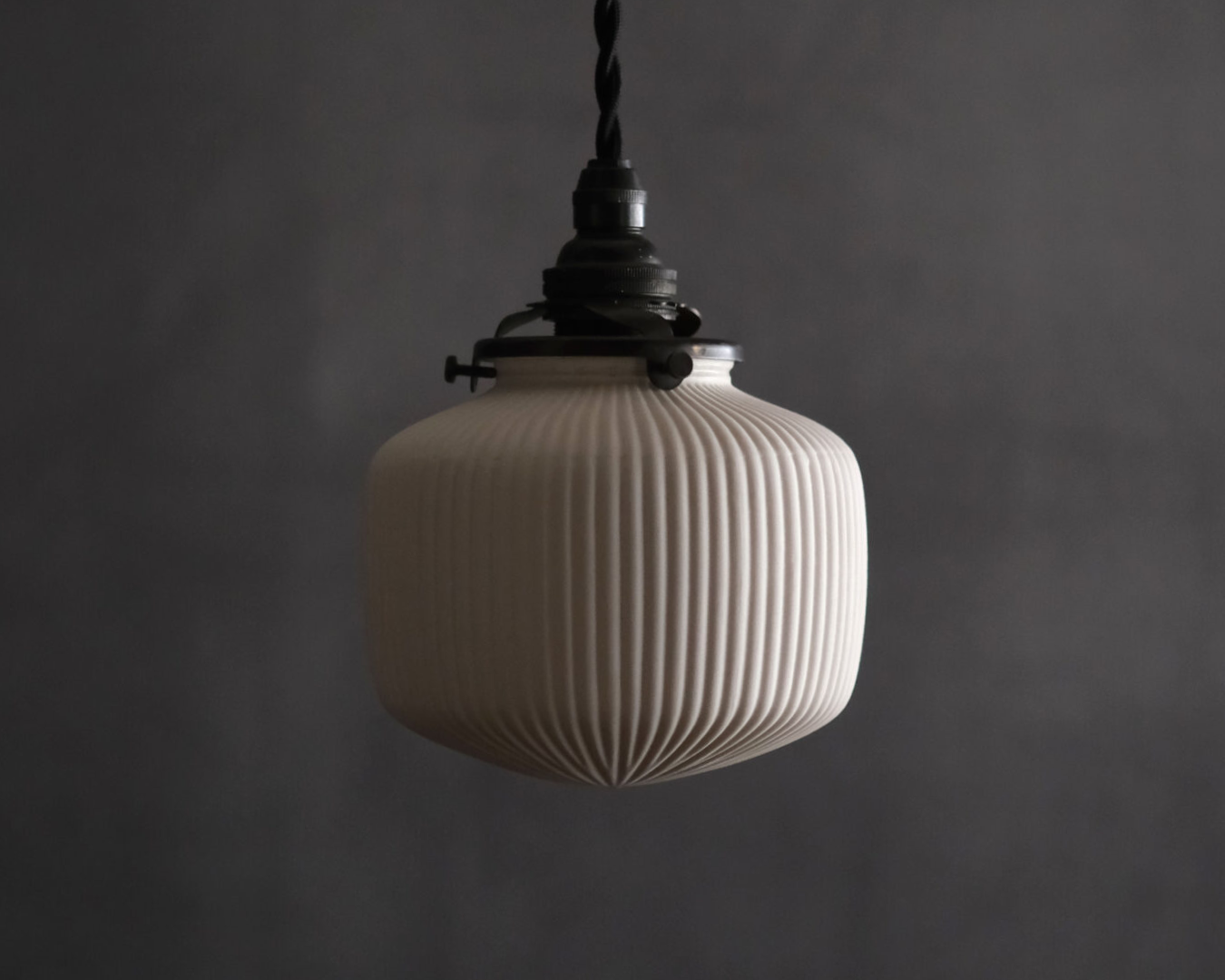 Porcelain Pendant - Arc S (Close)