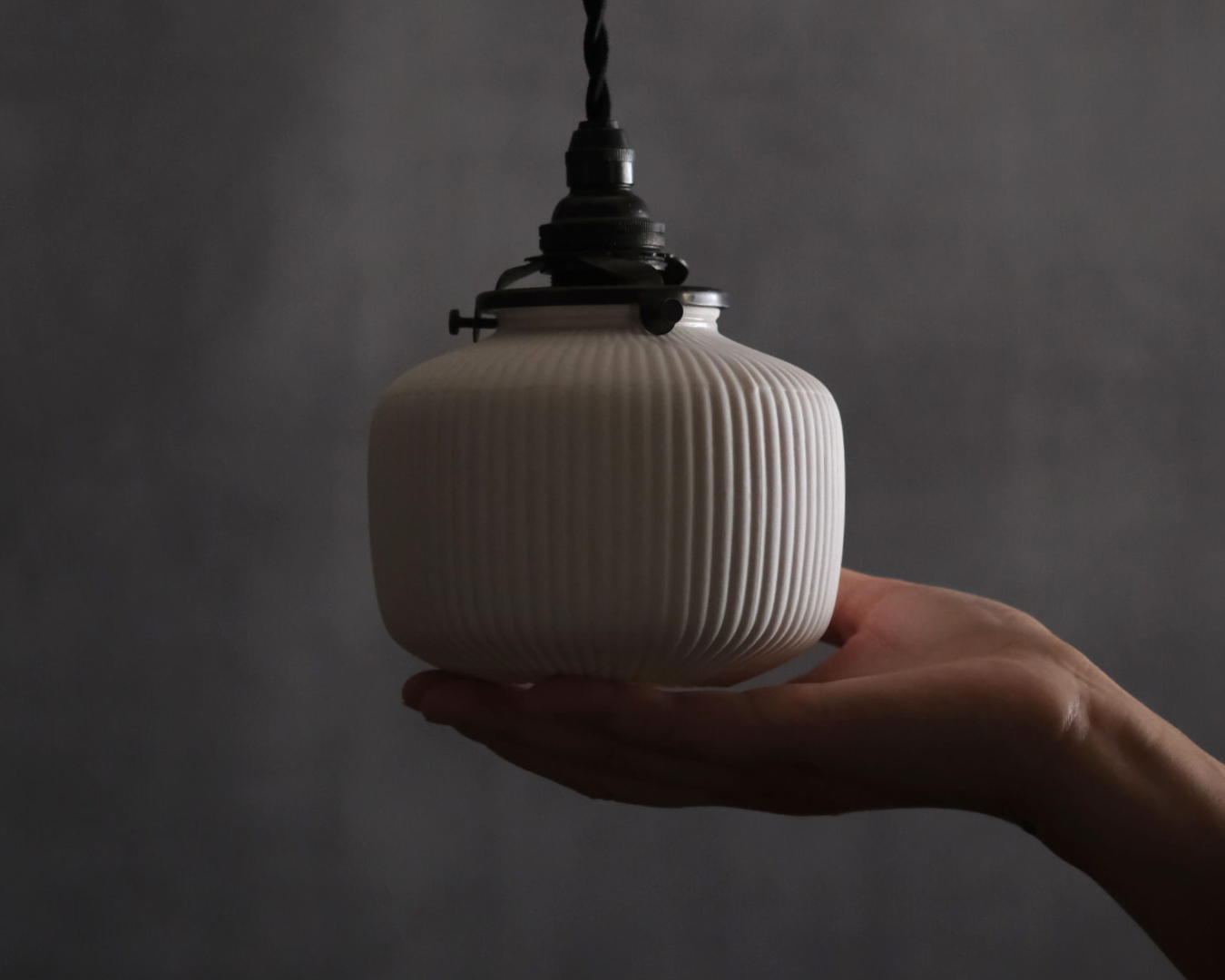 Porcelain Pendant - Arc S (Close)