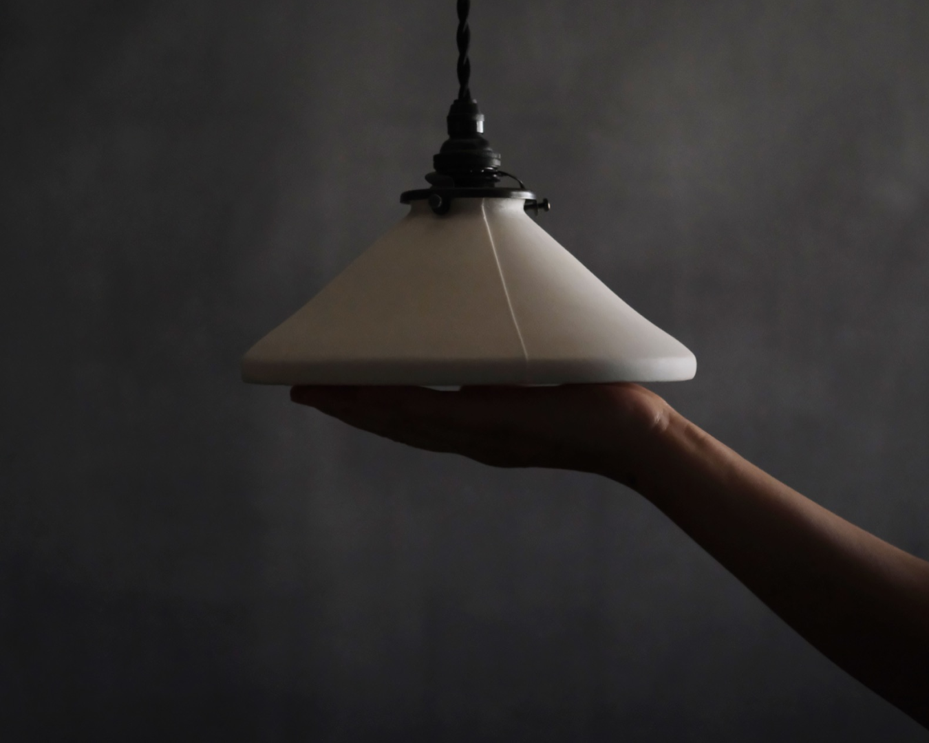 Porcelain Pendant - Cone M (Close)