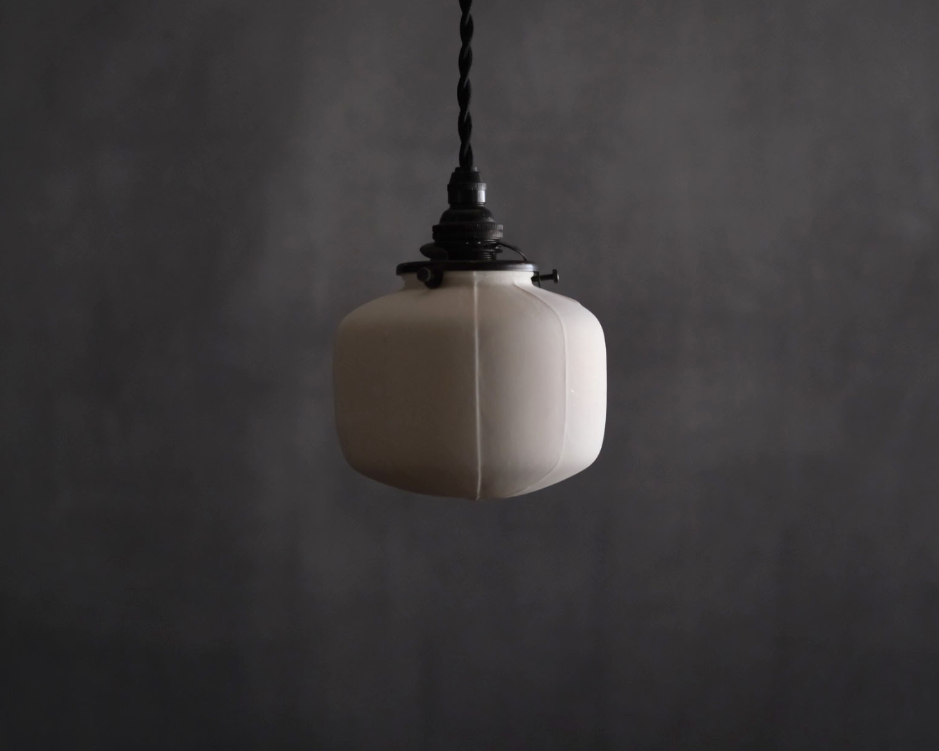 Porcelain Pendant - Orb S (Close)