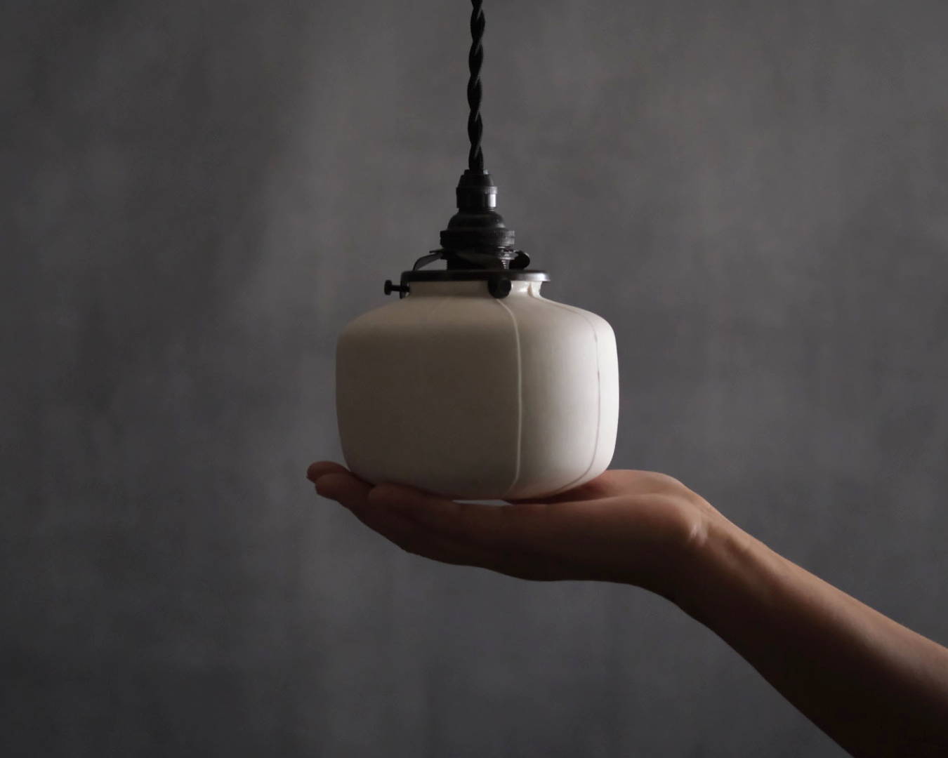 Porcelain Pendant - Orb S (Close)